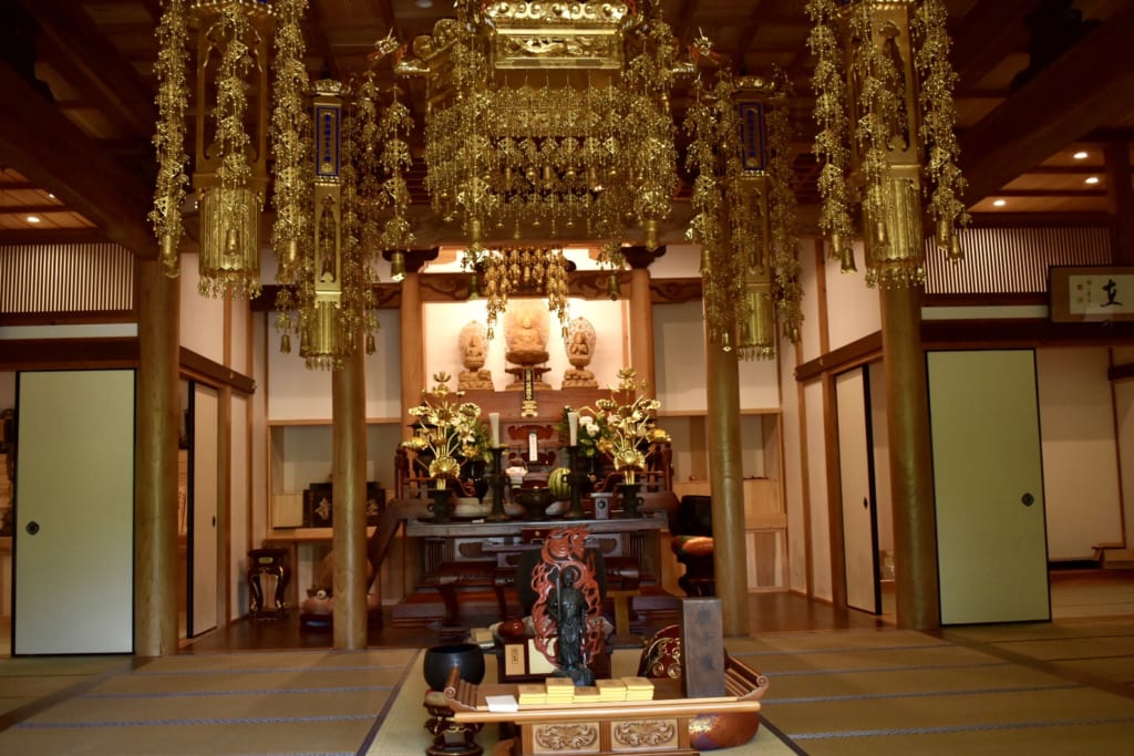 L'autel à l'intérieur du temple bouddhiste Gokurakuji à Aso