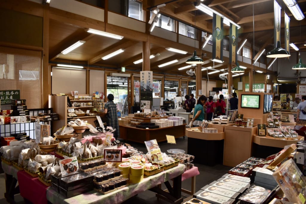 L'intérieur de la michi-no-eki à Aso, où l'on trouve des produits locaux