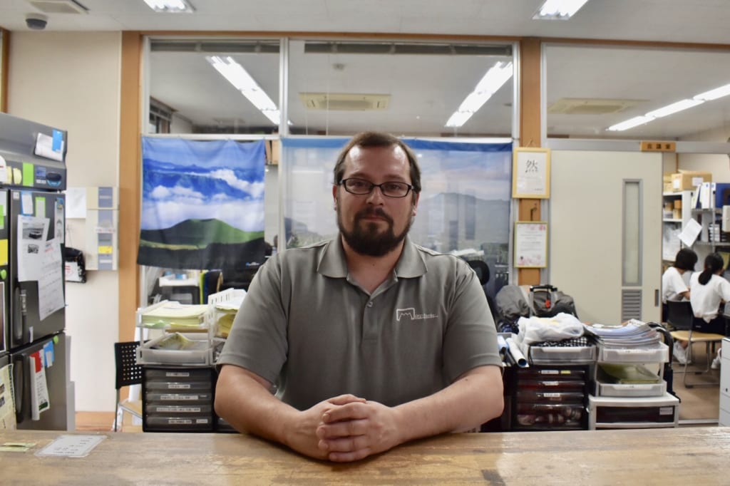 Frank, assis derrière son bureau dans la michi-no-eki près du mont Aso