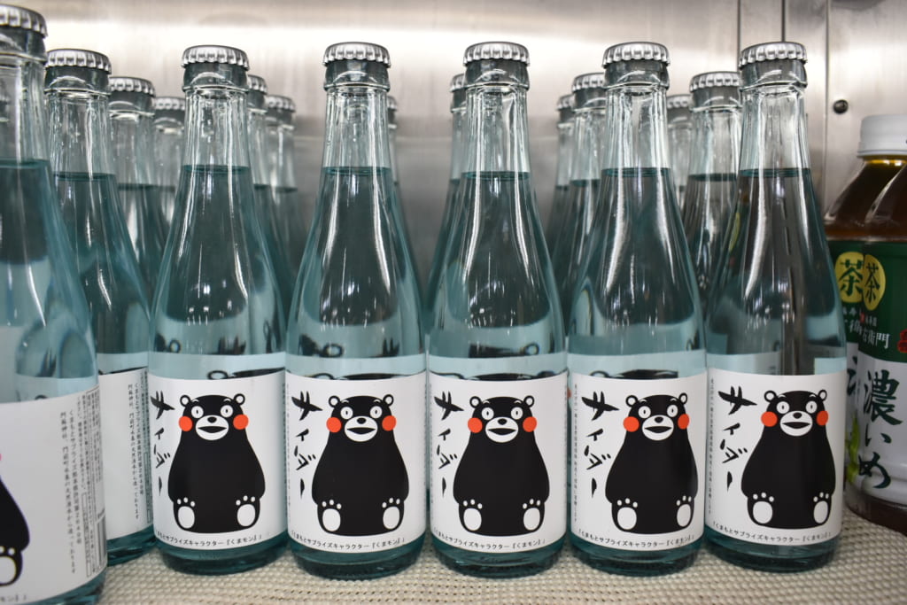 Bouteilles à l'effigie de Kumamon, la mascotte de Kumamoto