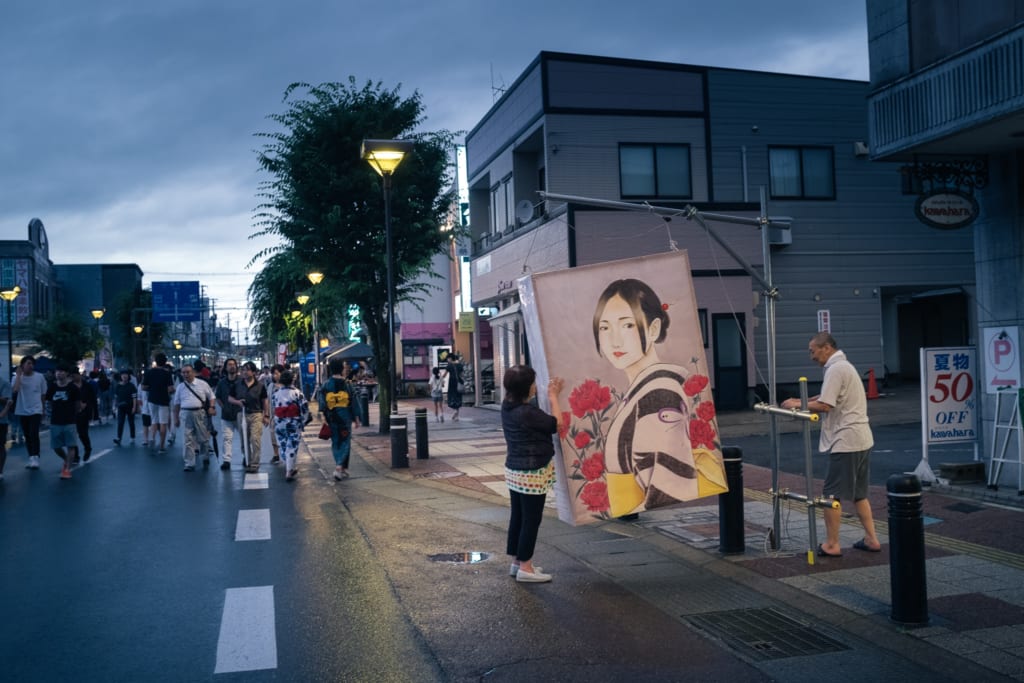 Habitants de Yuzawa entrain d'accrocher une lanterne peinte pour le festival de Tanabata