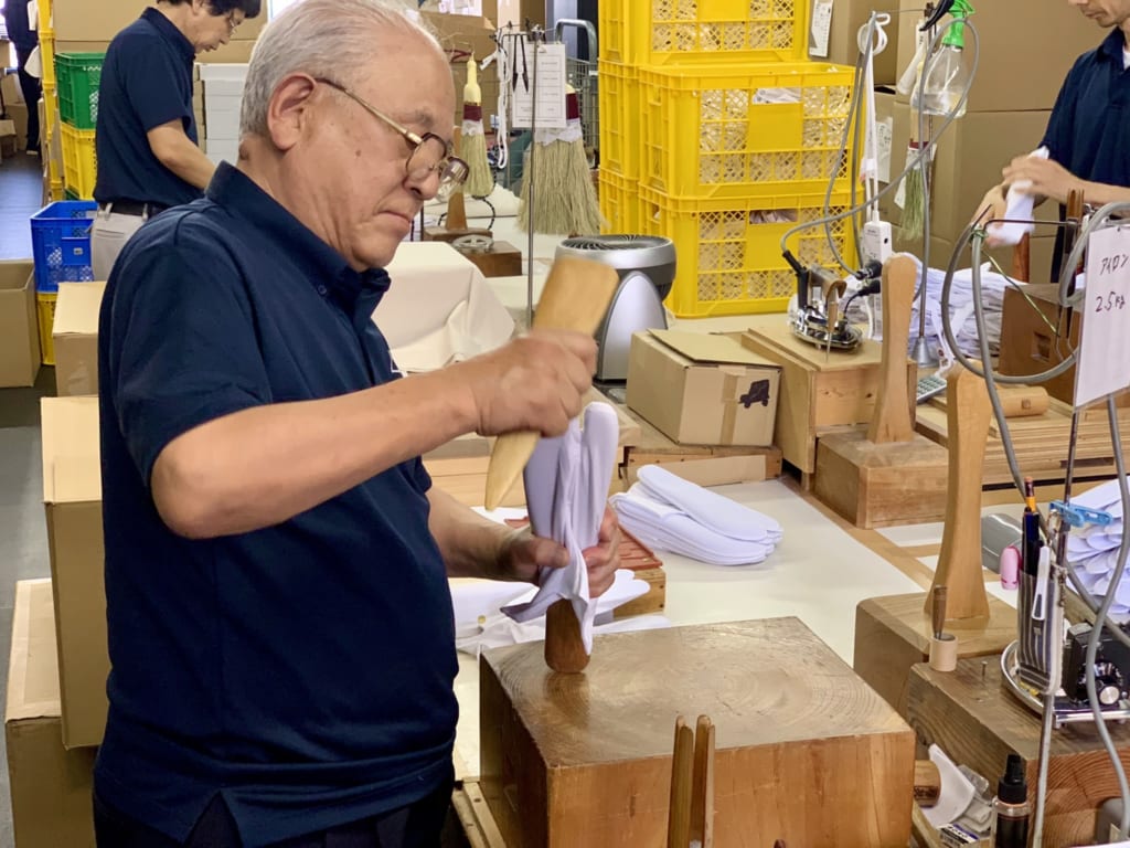 Artisan de Gyoda en pleine fabrication de chaussettes tabi