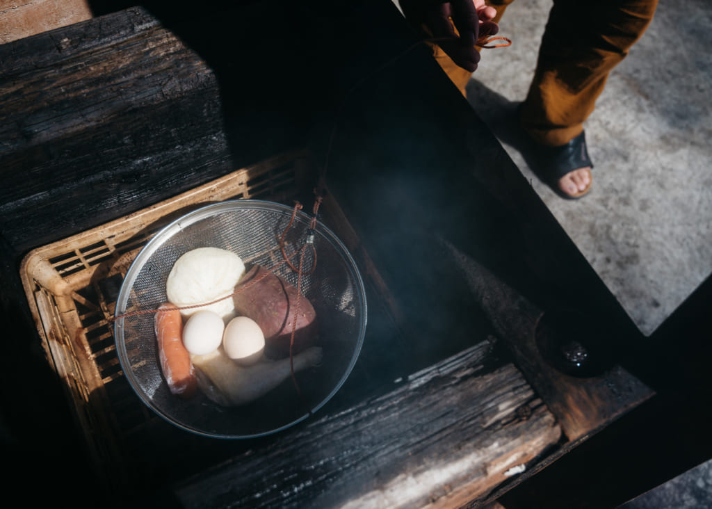 Aliments en train de cuire à la vapeur de l'onsen