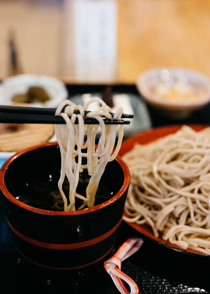 Zarusoba plongés dans le bouillon à Waita Onsen 