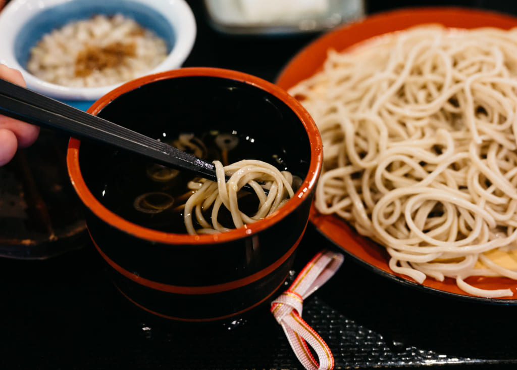 Zarusoba plongés dans le bouillon à Waita Onsen 