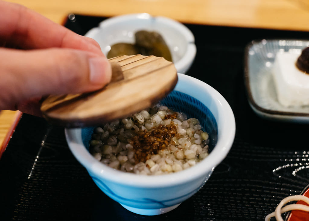 Graines de sarrasin dans un petit bol