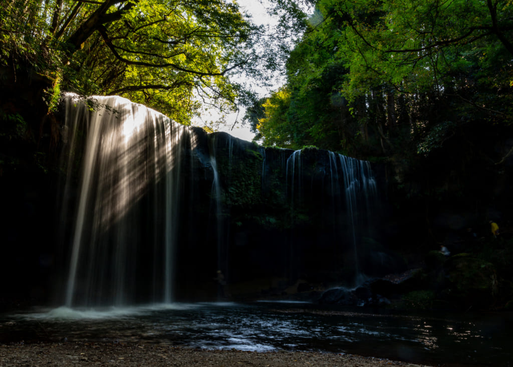 Les chutes de Nabegataki plongées dans l'ombre des arbres