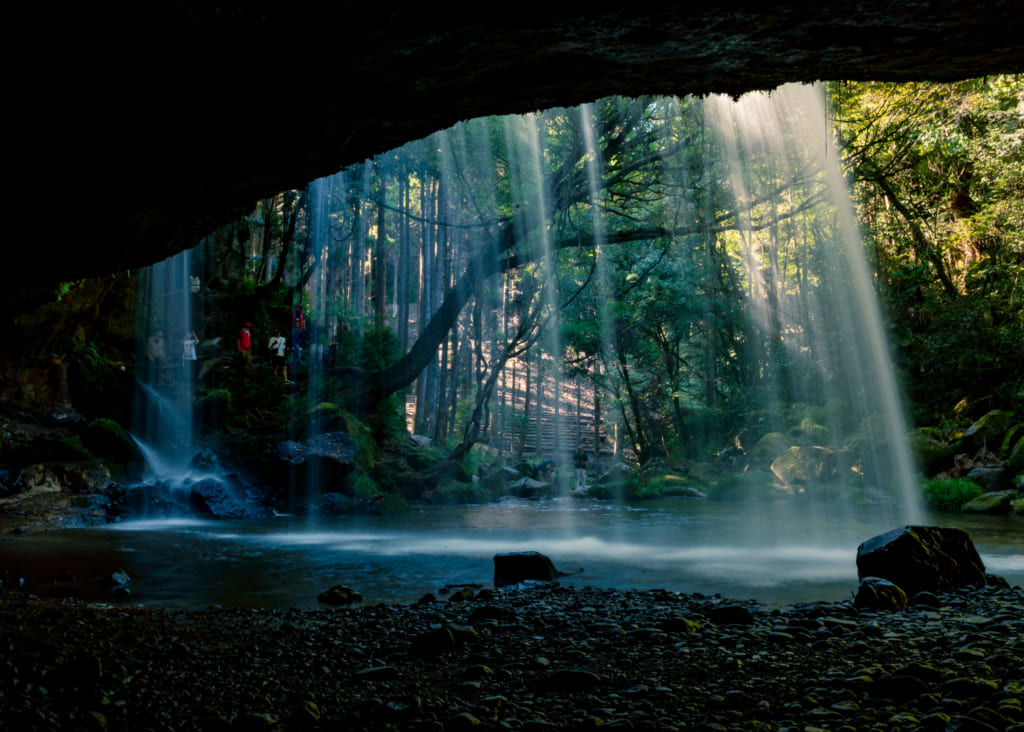 Les chutes de Nabegataki vues depuis derrière la cascade