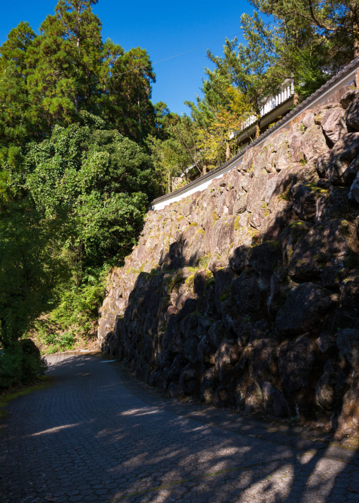 Le Zenzo Ryokan surplombant une route pavée