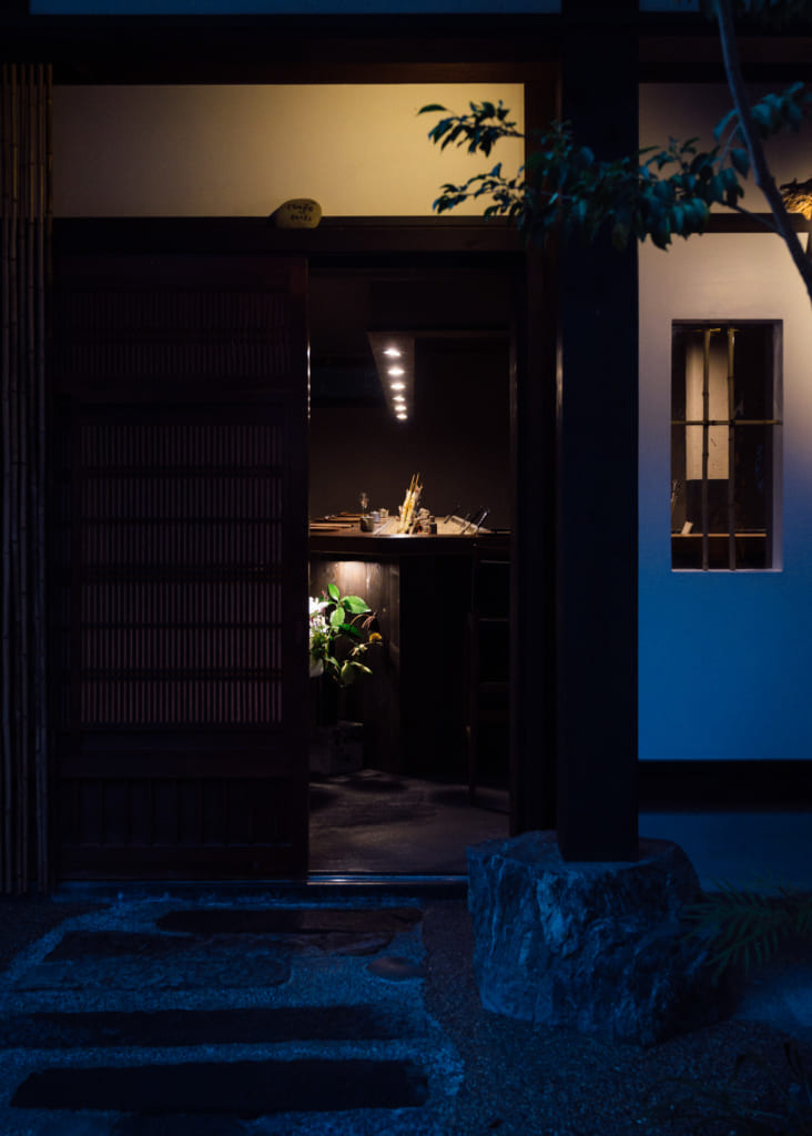 Intérieur tamisé du Zenzo ryokan à Waita Onsen Kumamoto