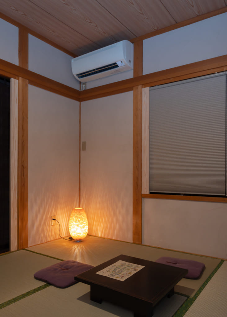 Coin de la chambre au Cabinet de toilette au Zenzo ryokan Waita Onsen typiquement Japonais mais moderne
