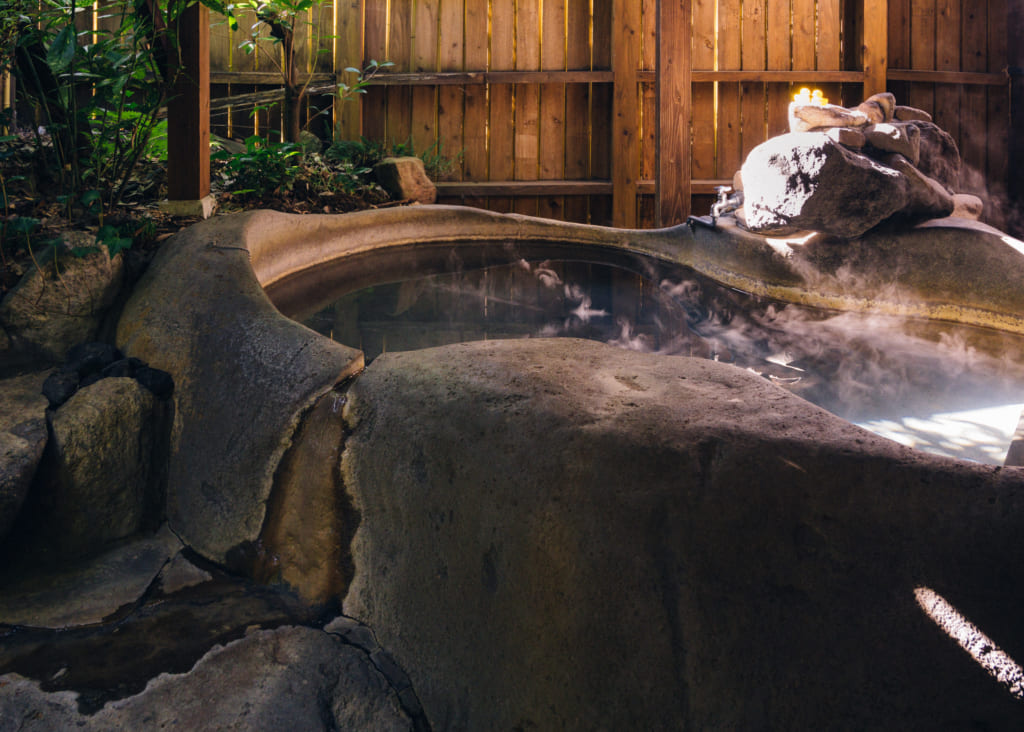 Onsen privatif au Zenzo ryokan creusé dans la roche
