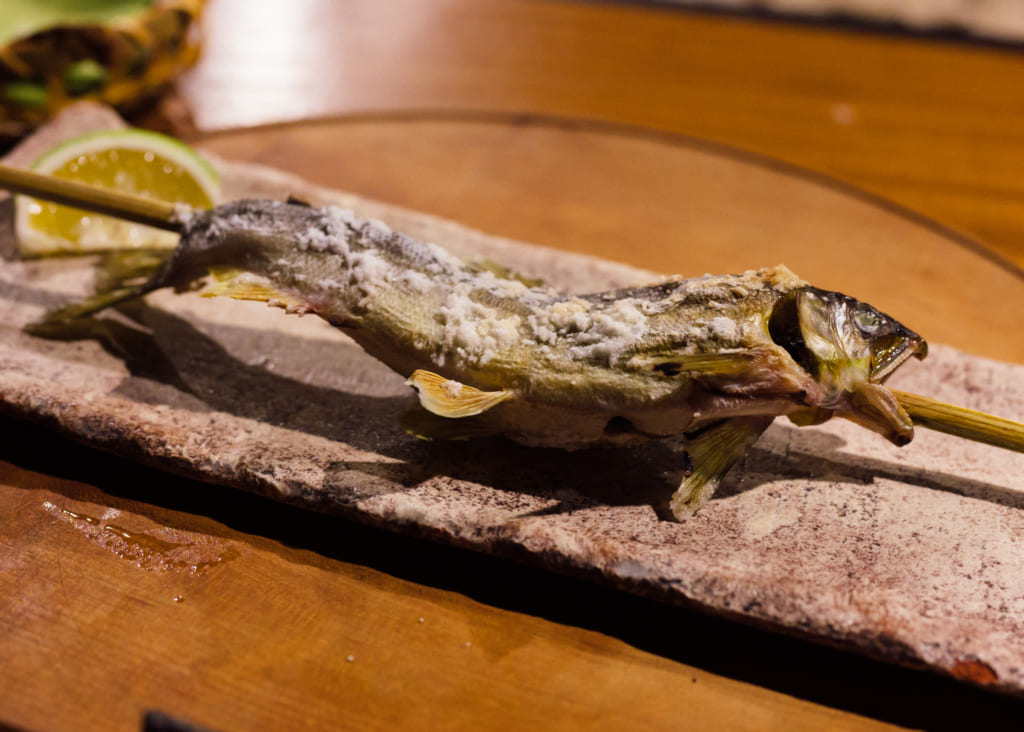 Brochette de poisson au Zenzo Ryokan à Waita Onsen Kumamoto