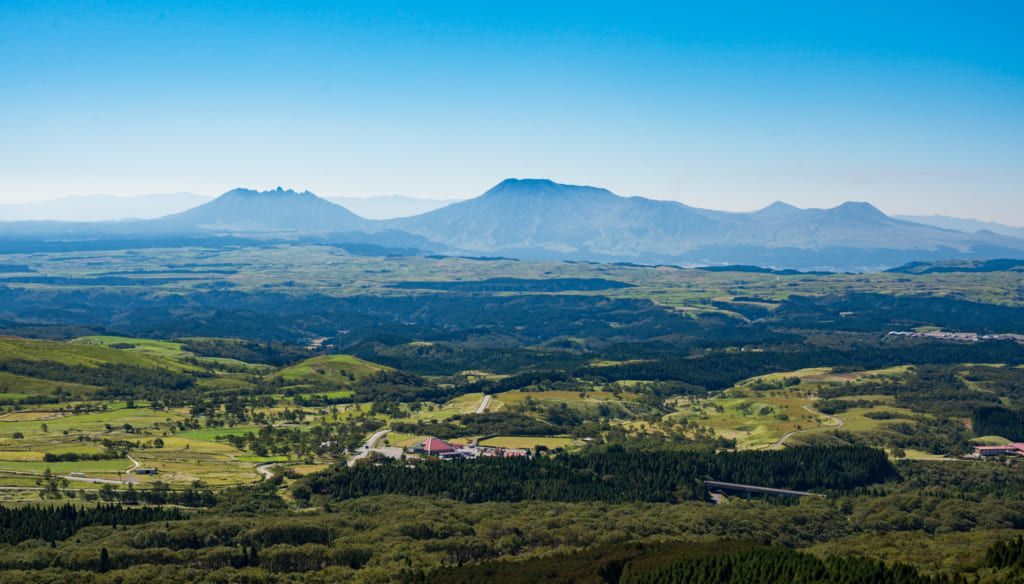 Vue sur les paysages d'Aso depuis les hauts plateaux de Senomoto