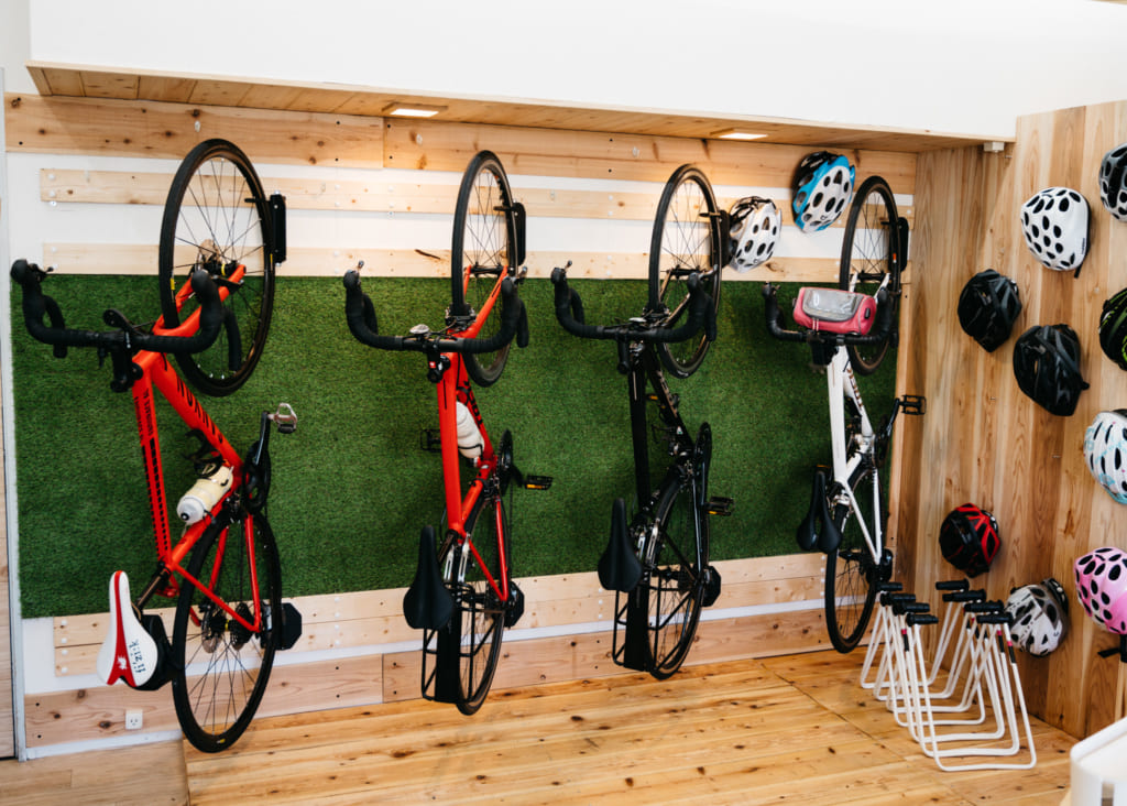 Vélos accrochés à la verticale chez Aso Kujyu Cycle Tour