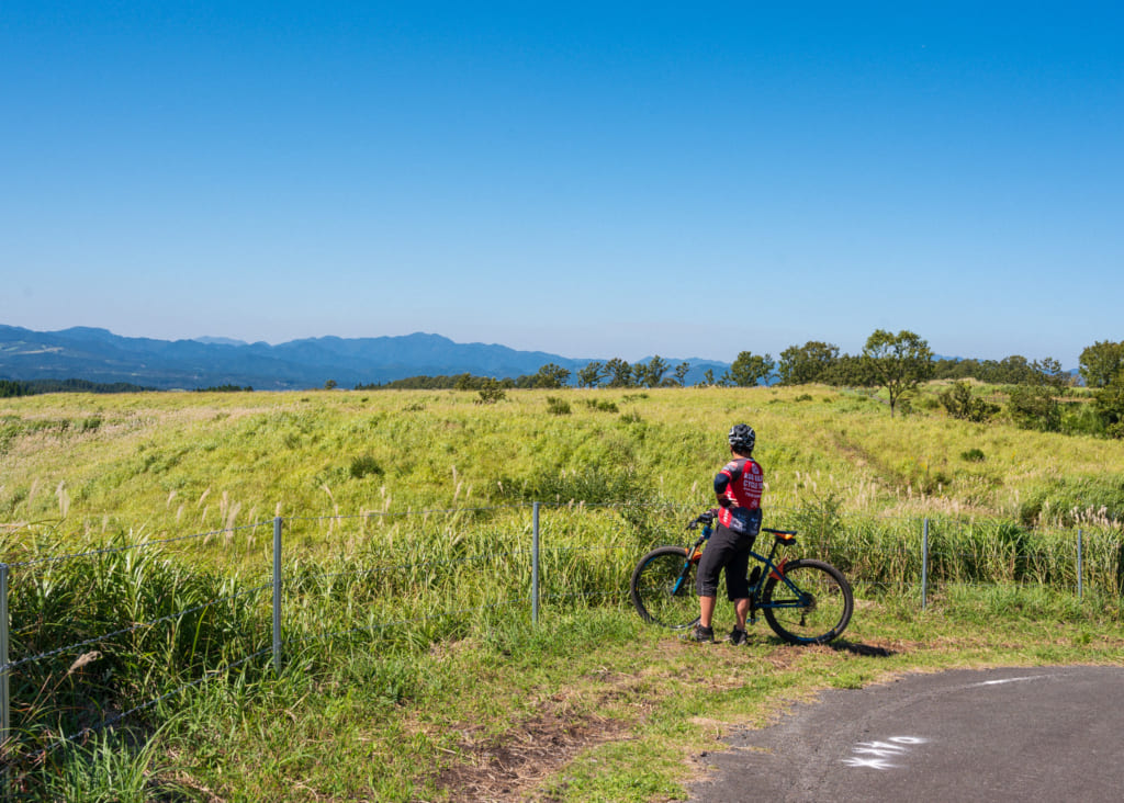 Arrêt sur le bord de la route pour admirer les paysages du mont Aso