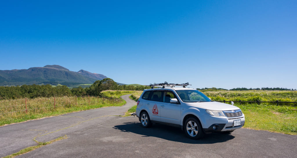 La voiture qui suit les clients lors des promenades à vélo