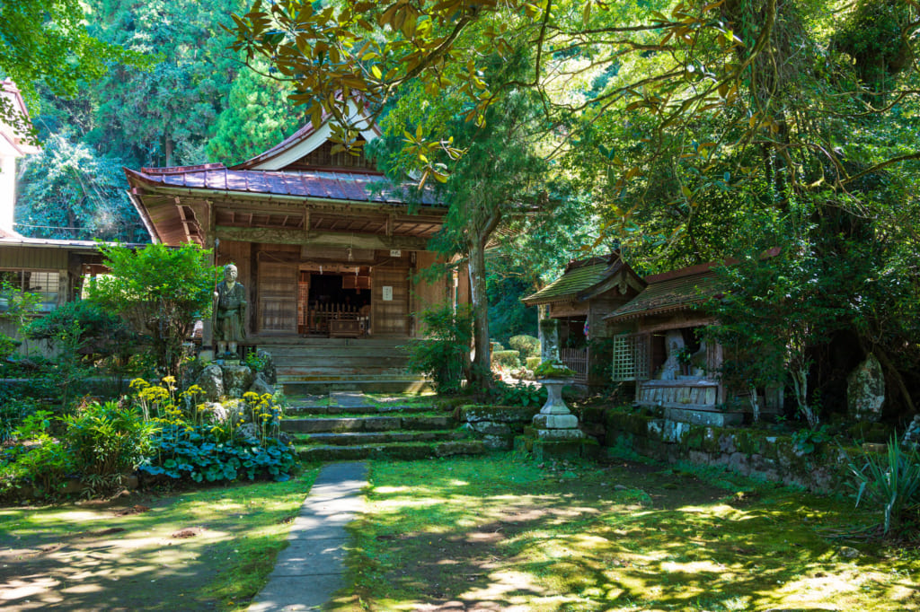 Temple rural niché dans la verdure : à découvrir lors de promenades à vélo