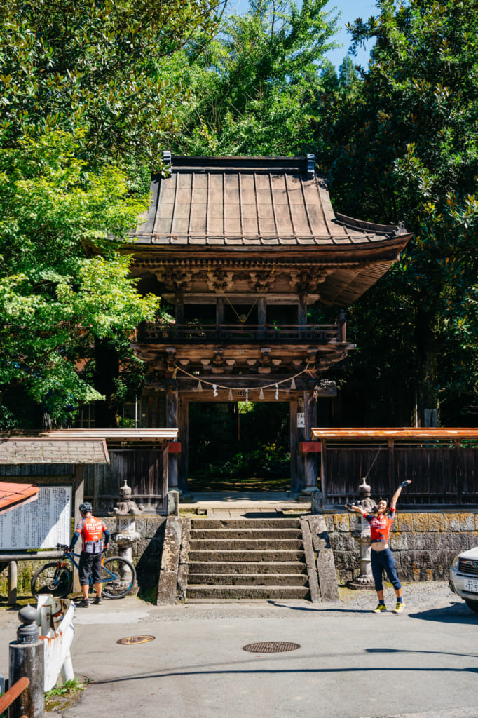 Les guides posent avec leurs vélos devant l'entrée du temple