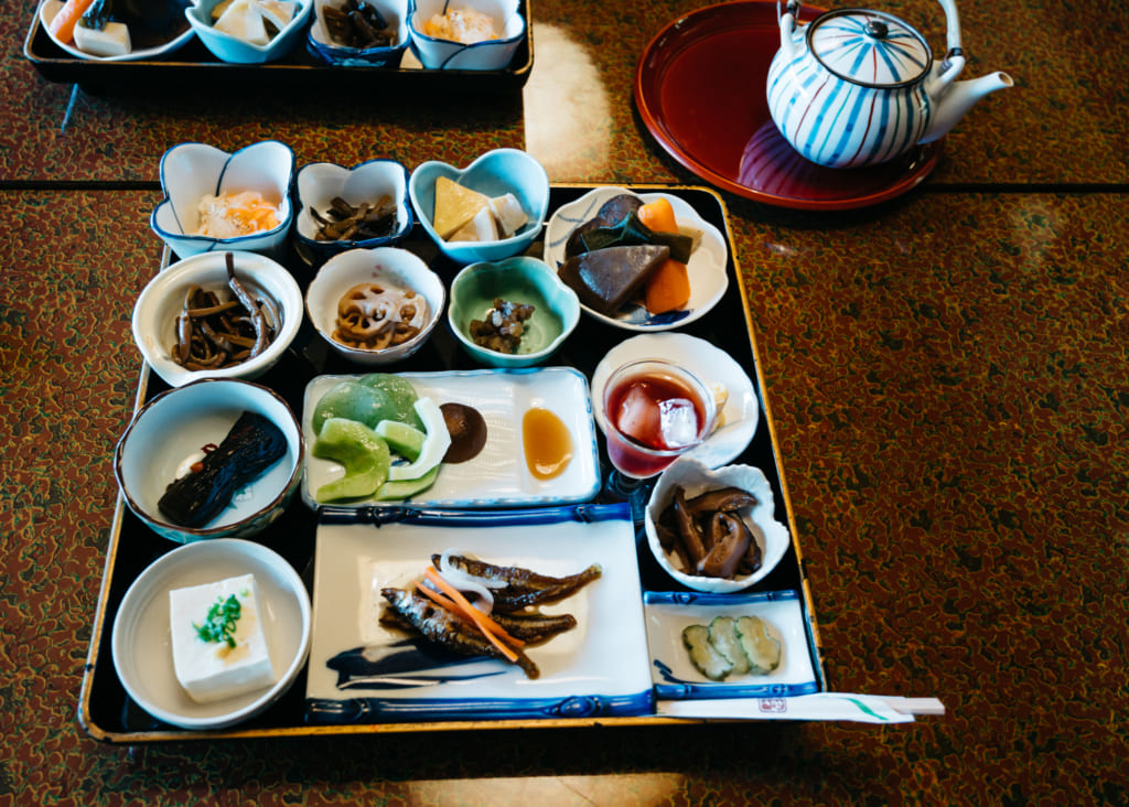 Plateau rempli de petits plats contenant des spécialités de Kumamoto