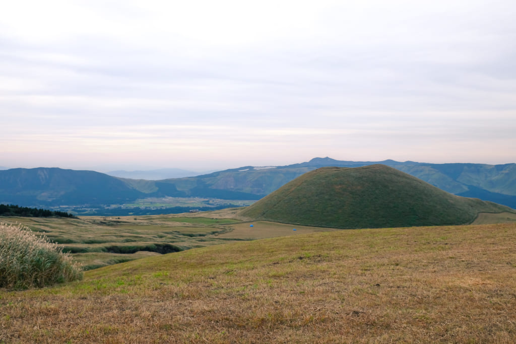Vue sur le cratère de Komezuka, dans la caldeira du mont Aso : un lieu idéal pour pratiquer des activités de plein air