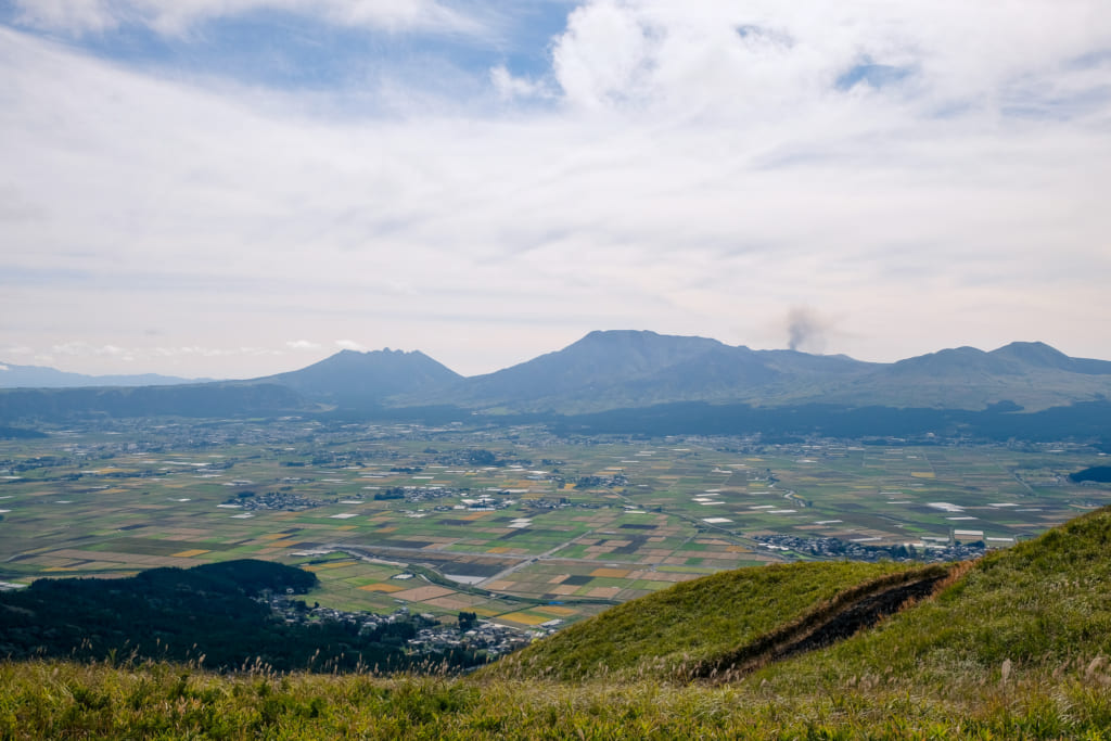 Panorama sur la caldeira du mont Aso à Kumamoto