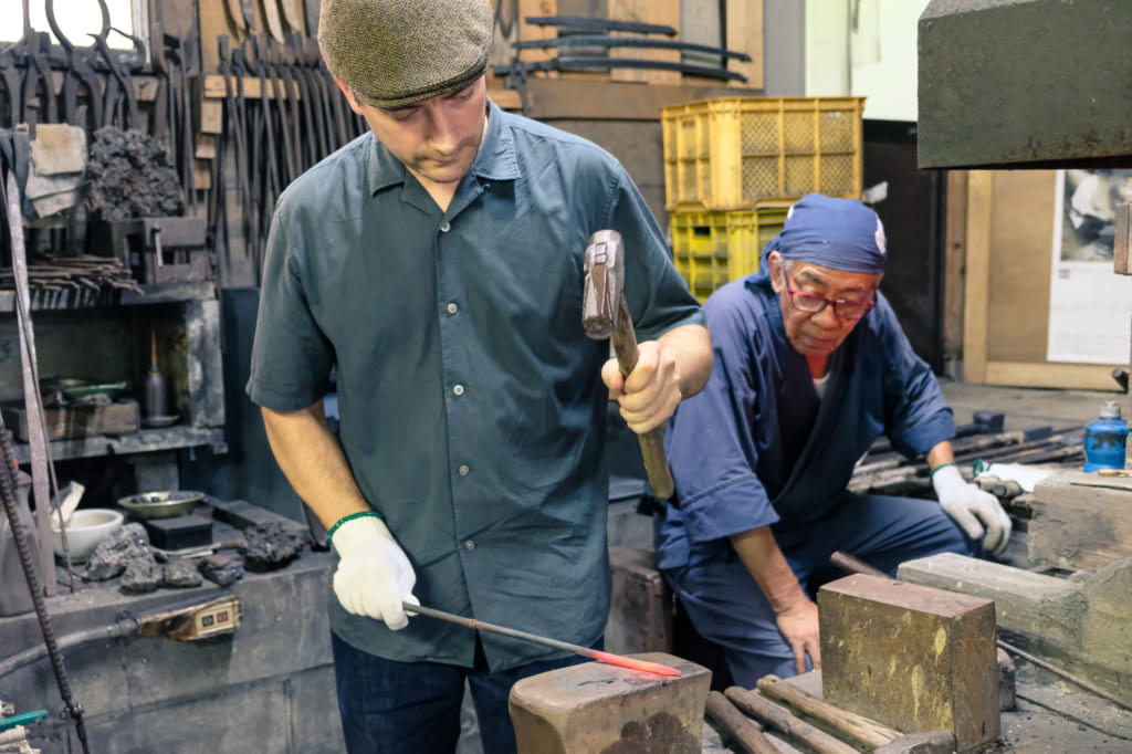 Mon partenaire frappant la lame du katana sous le regard attentif de M. Matsunaga