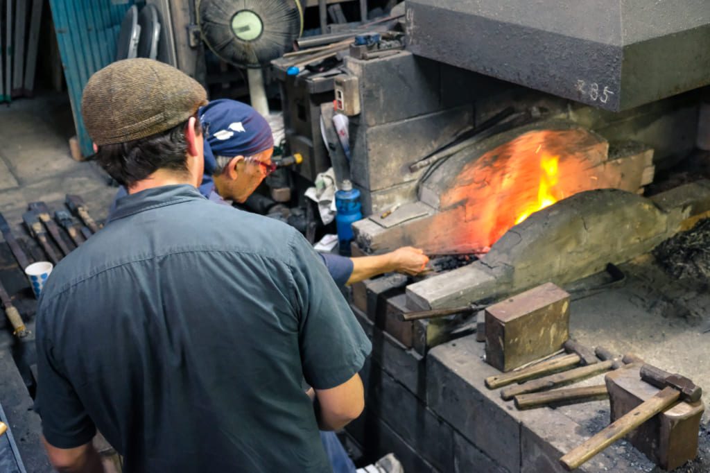 Mon collègue et M. Matsunaga devant la forge