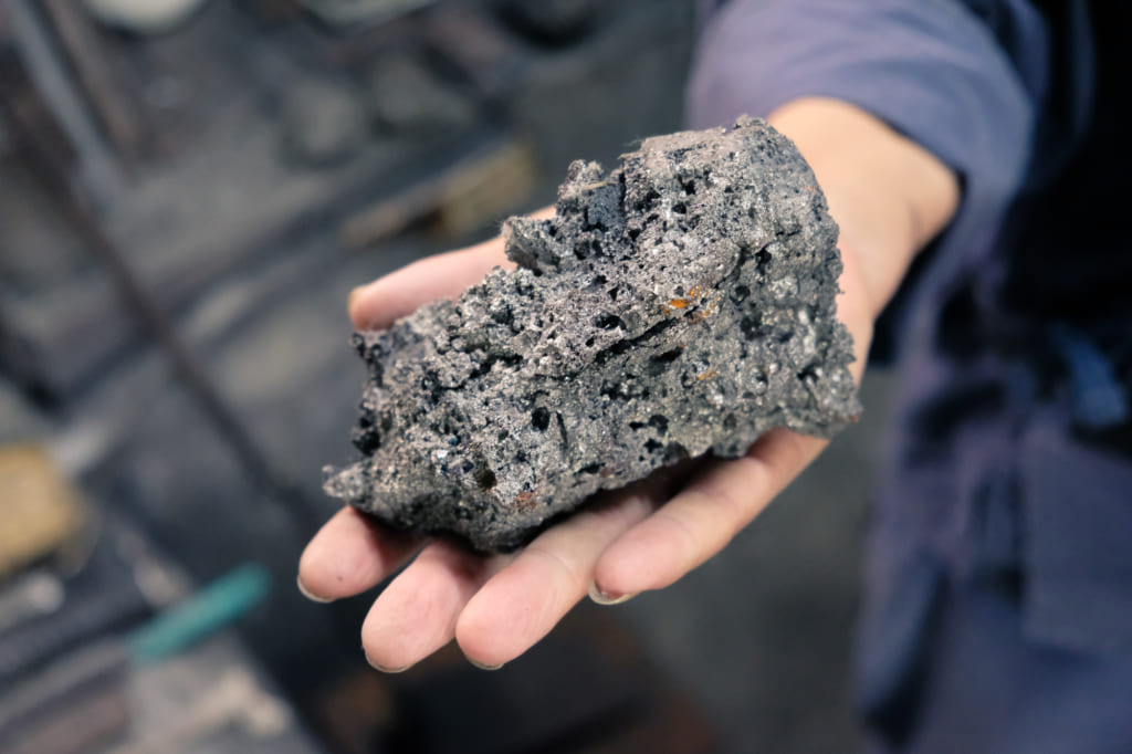 Tamahagane, premier morceau de fer obtenu en vue de la fbrication de la lame d'un katana