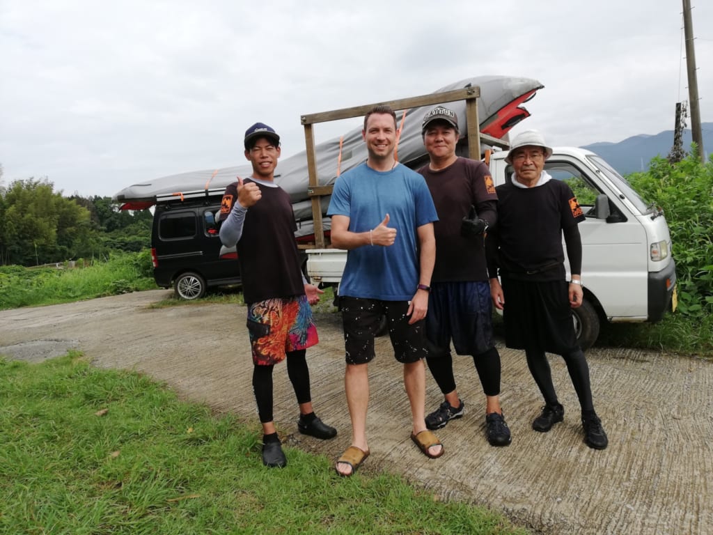 Photo de groupe avec mes guides avant de partir faire du canoe kayak dans les canaux d'irrigation de kikuchi
