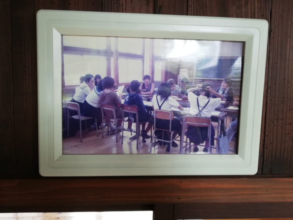 Vieille photo du Kikuchi Furusato Suigen Koryukan lorsqu'il s'agissait encore d'une école