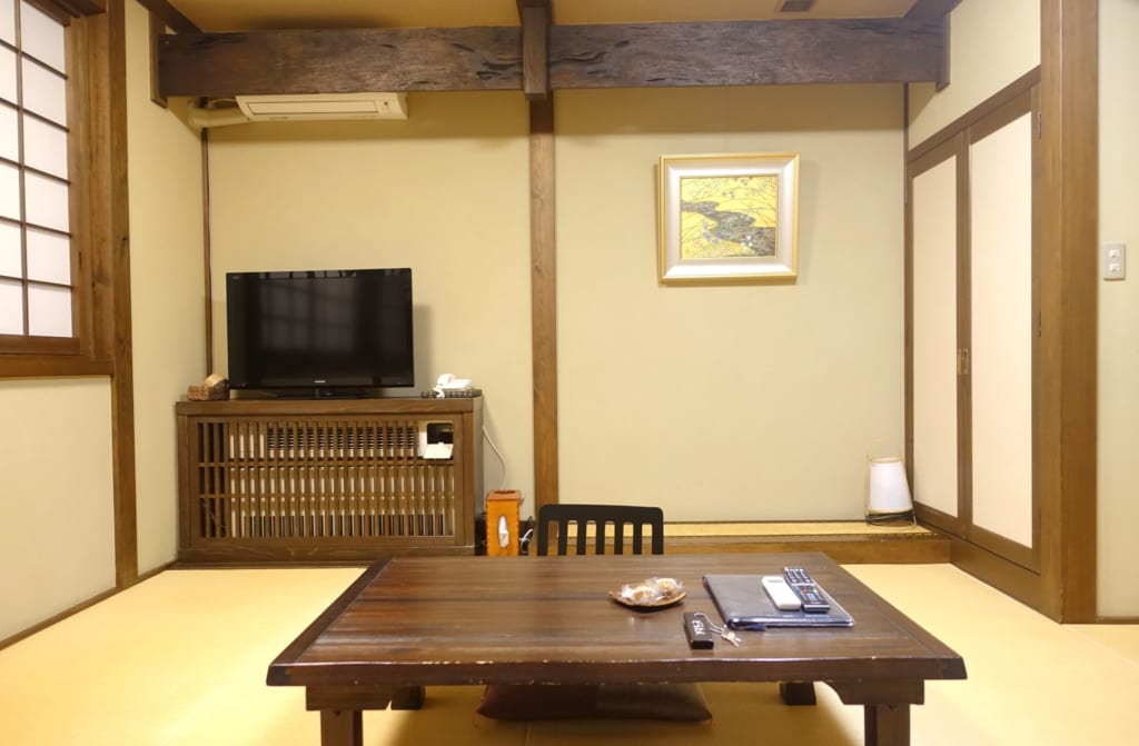 Le salon du ryokan aux poutres apparentes