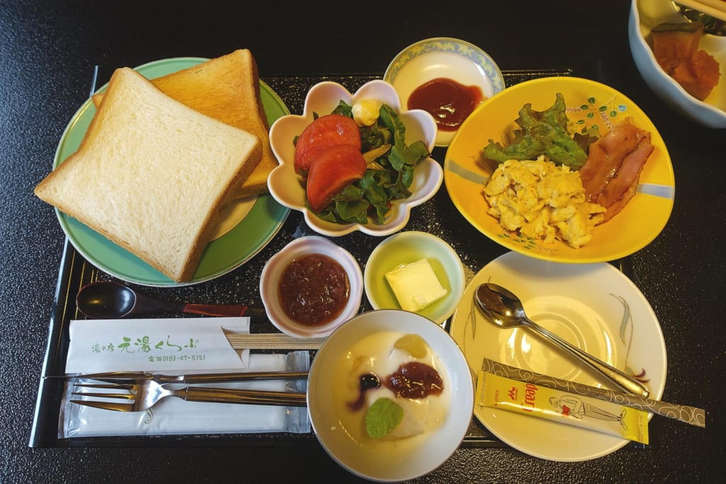 Petit déjeuner occidental du ryokan Yunoyado Motoyu club à Yuzawa dans la préfecture d'Akita