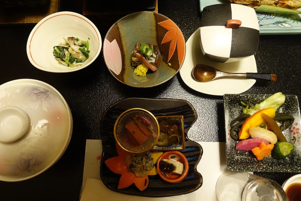 Cuisine traditionnelle japonaise kaiseki servie dans le ryokan Yunoyado Motoyu club