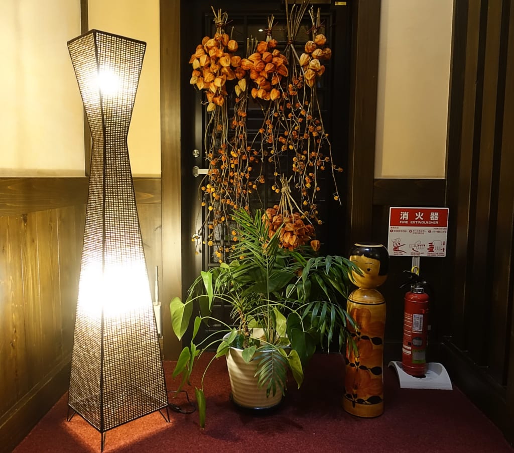 Décorations de saison dans les couloirs du ryokan Yunoyado Motoyu club