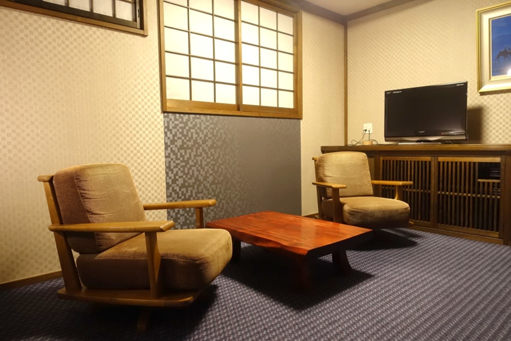 Coin lecture d'une chambre du ryokan Yunoyado Motoyu club à Yuzawa au Japon