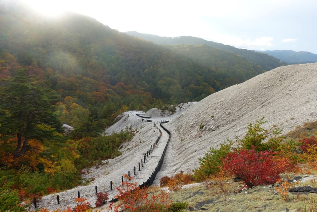 Paysage surprenant du kawarage jigoku entièrement blanc au milieu de la nature luxuriante de Tohoku