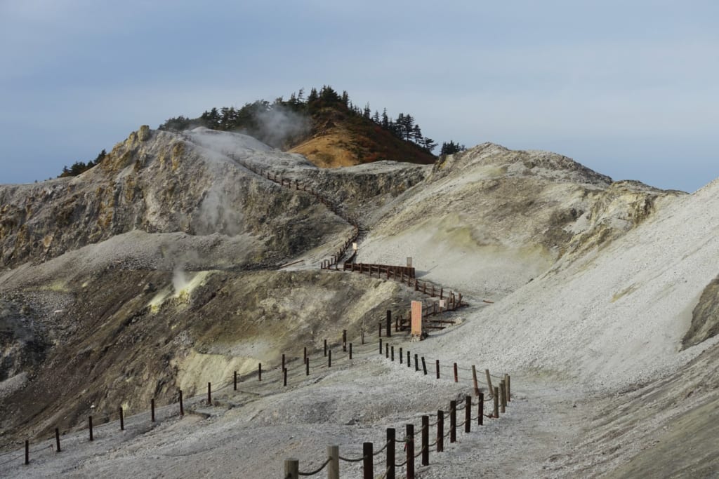 Les terres blanches et arrides du kawarage jigoku dans la préfecture d'Akita