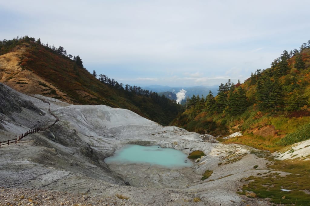 Le kawarage jigoku et son petit lac volcanique d'un bleu turquoise laiteux