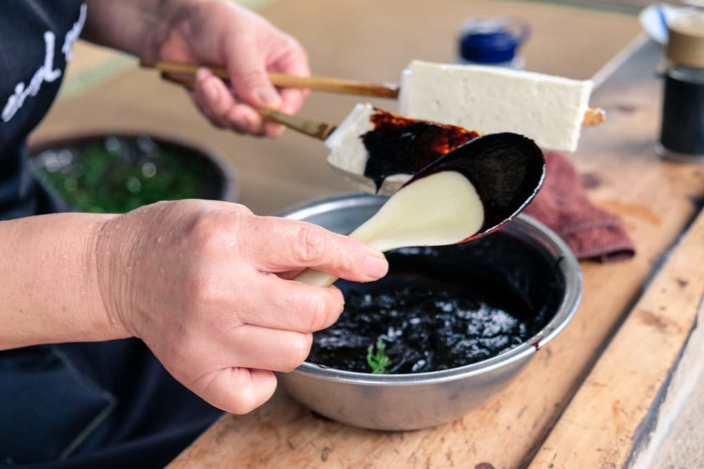 Il faut recouvrir ses brochettes du dengaku miso de takamori