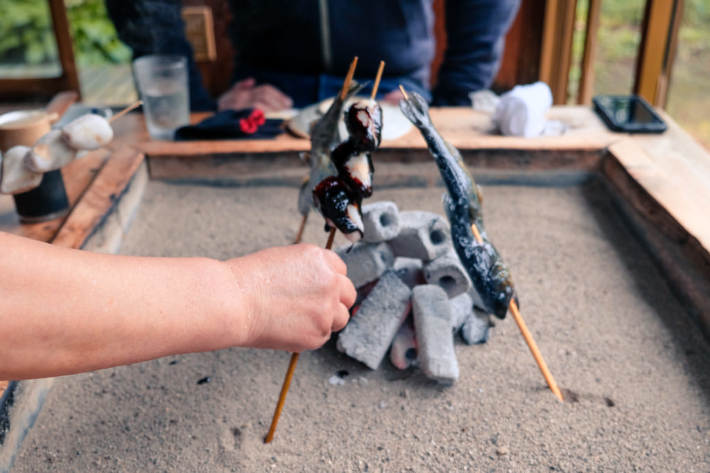 Disposition des brochettes autour des braises