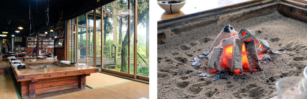 Table du Takamori Dengaku Hozonkai donnant sur le jardin extérieur et braises rougeoyantes dans le foyer