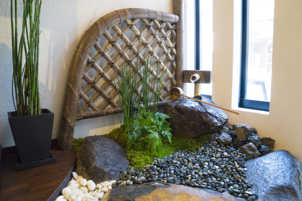Petit jardin japonais intérieur dans l’entrée de l’école Shizu-Kokoro