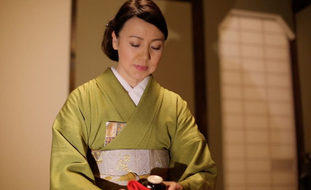 Mika, instructrice de la cérémonie du thé, vêtue d’un kimono