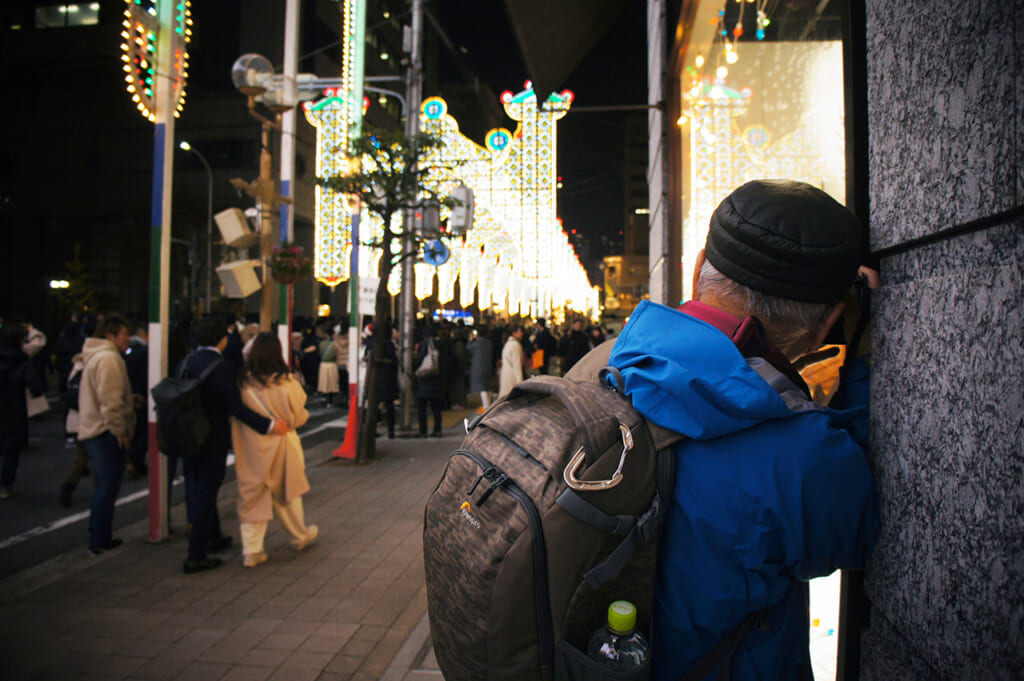 Photographe cherchant un angle inédit du Luminarie