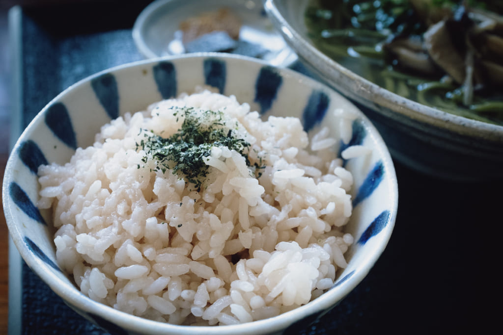 Riz surmonté de thé séché