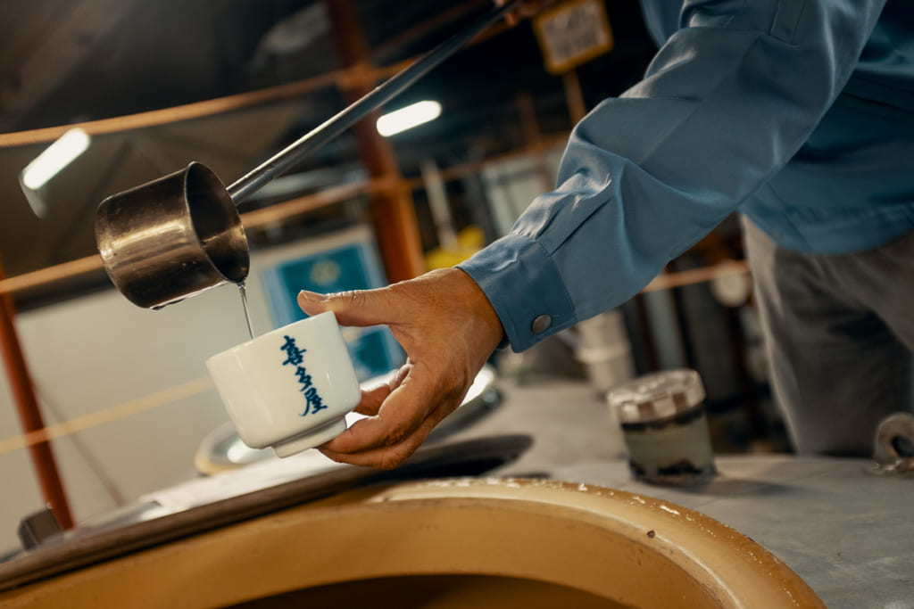 Kinoshita-san nous servant du saké fraichement pressé tout droit sorti des cuves de sa brasserie de Yame