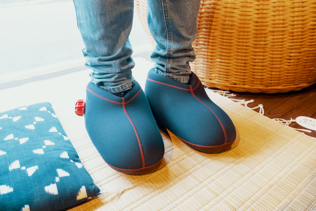 Chaussures-bouillotes fabriquées à partir de matériaux recyclés par les artisans de Yame