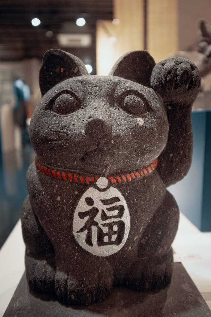 statue de maneki neko dans le musée de l'artisanat de yame