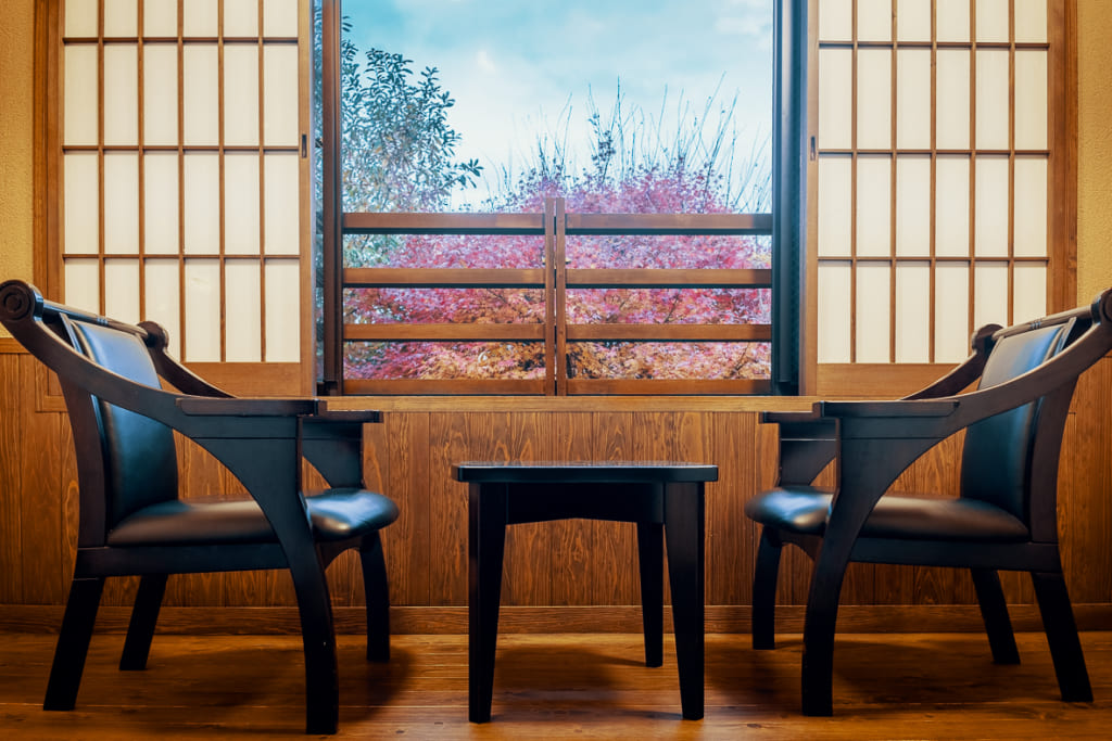 Petit salon d'une chambre de l'ikenoyamaso, un ryokan dans les montagnes de yame